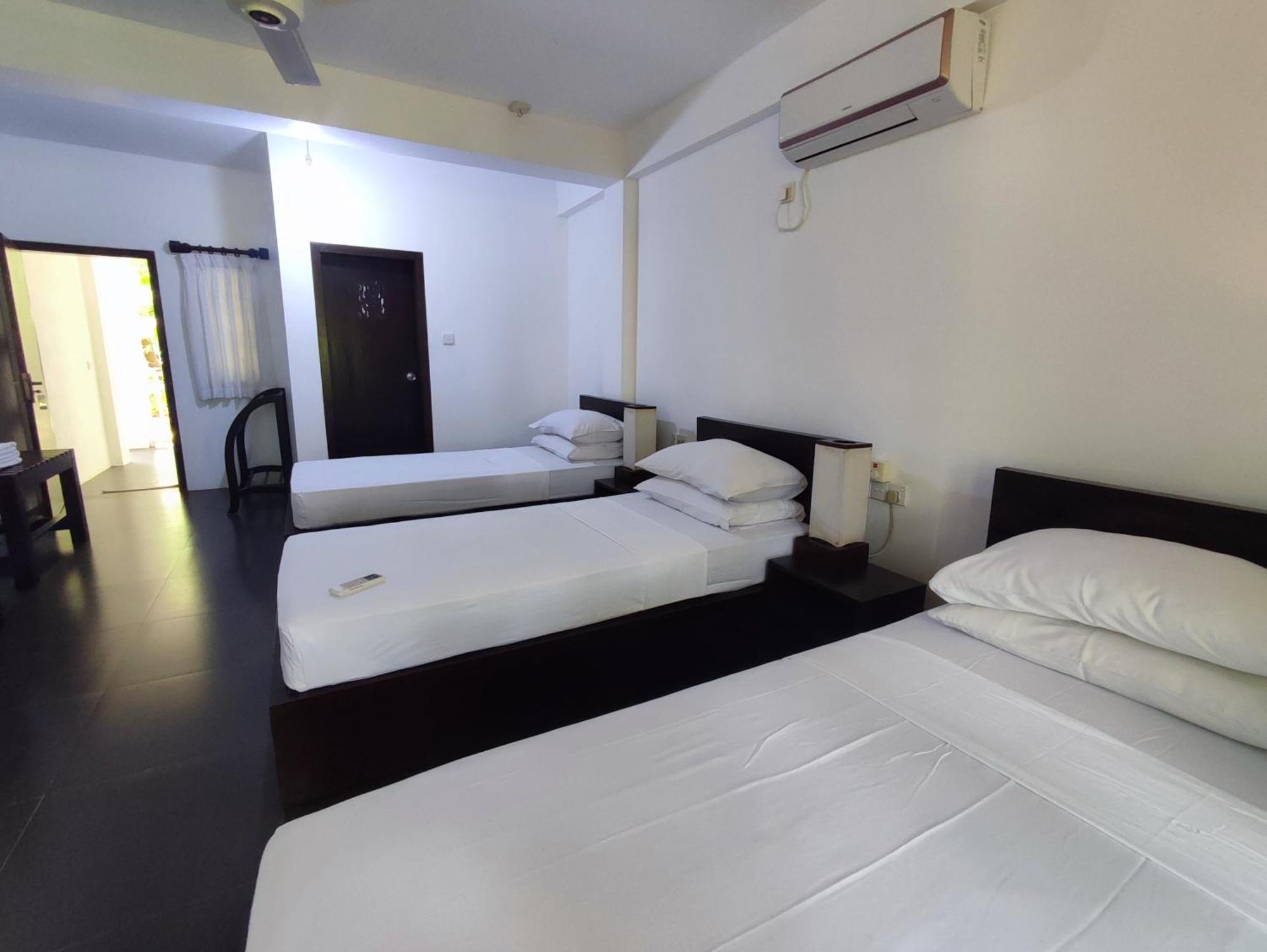Lakmini Lodge Сигирия Экстерьер фото